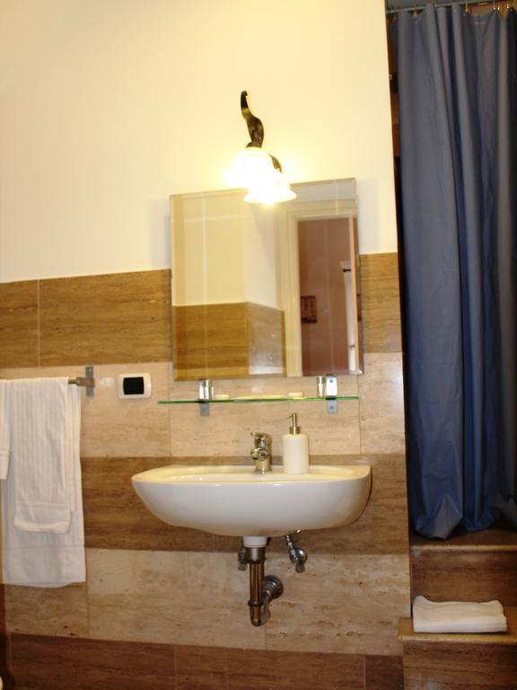 Hella Ibernesi 23 Fori Imperiali Inn, New Gestion! Ρώμη Δωμάτιο φωτογραφία