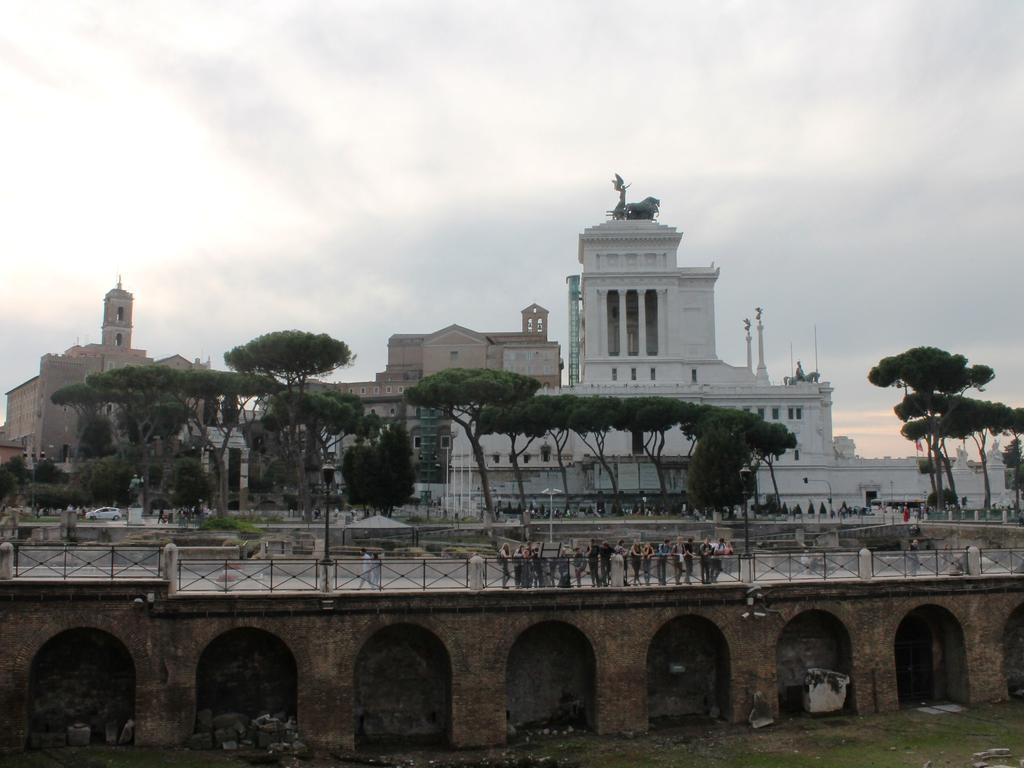 Hella Ibernesi 23 Fori Imperiali Inn, New Gestion! Ρώμη Δωμάτιο φωτογραφία