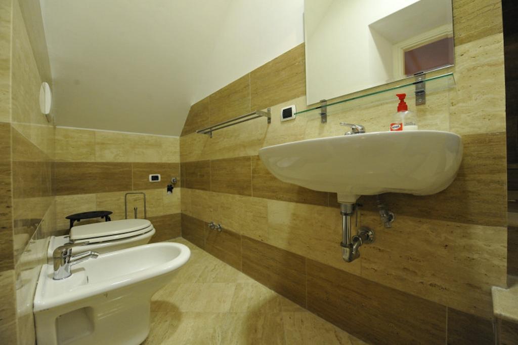 Hella Ibernesi 23 Fori Imperiali Inn, New Gestion! Ρώμη Δωμάτιο φωτογραφία